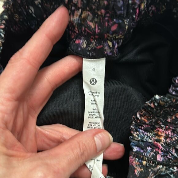 EUC Lululemon hotty hot 4” short vitalize multi black 4 lined - Picture 9 of 9